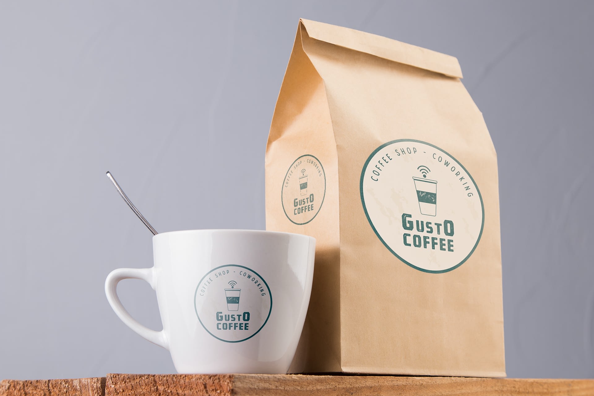 mock-up tasse et sac en papier avec logo gusto coffee